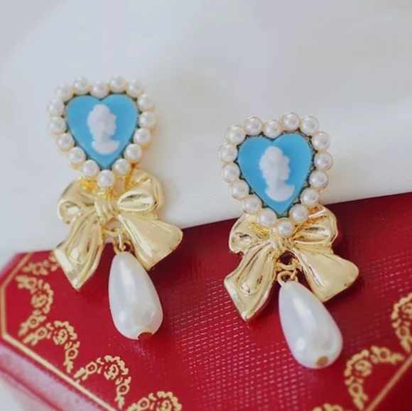 💎NEW💎 VINTAGE CAMEO BAROQUE PEARL EARRING - Picture 4 of 8